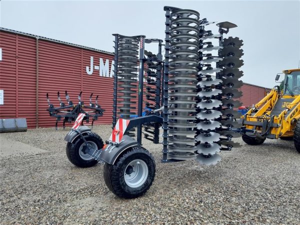 Agro-Tom 6 Meter discharve bugseret med jord til jord valse.